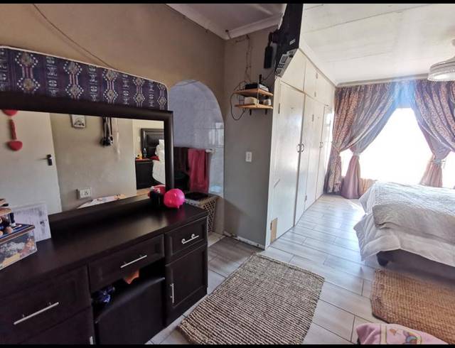 6 BEDROOM HOUSE FOR SALE IN MEYERTON CENTRAL